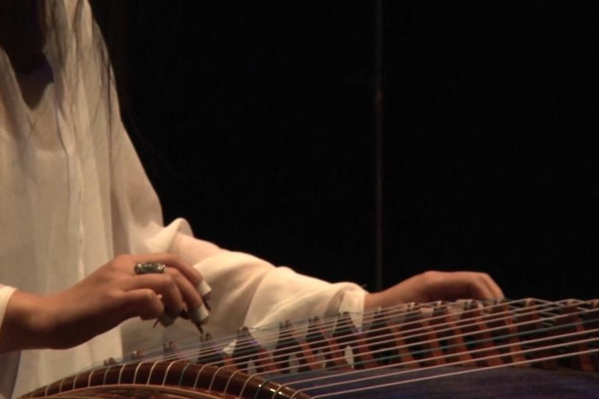 Mo – Detail der Guzheng-Aufführung